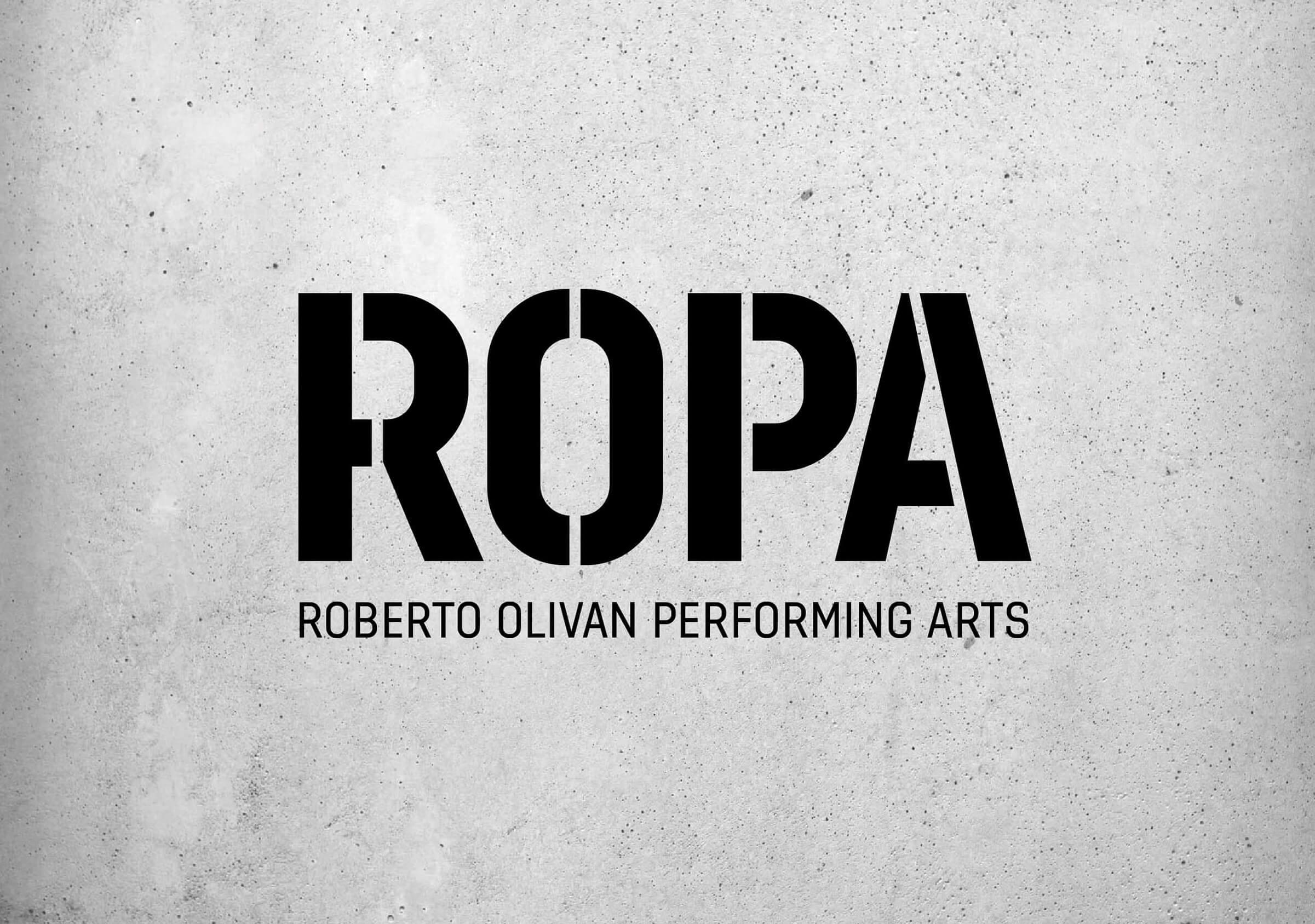 ROPA-Isologo sobre cemento