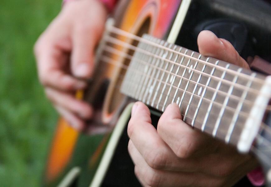 Hernan-Galvan-tocando-la-guitarra