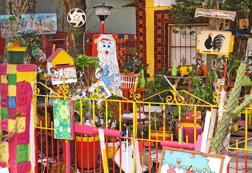 Mario-Gemin-frente-de-una-casa-muy-desordenado