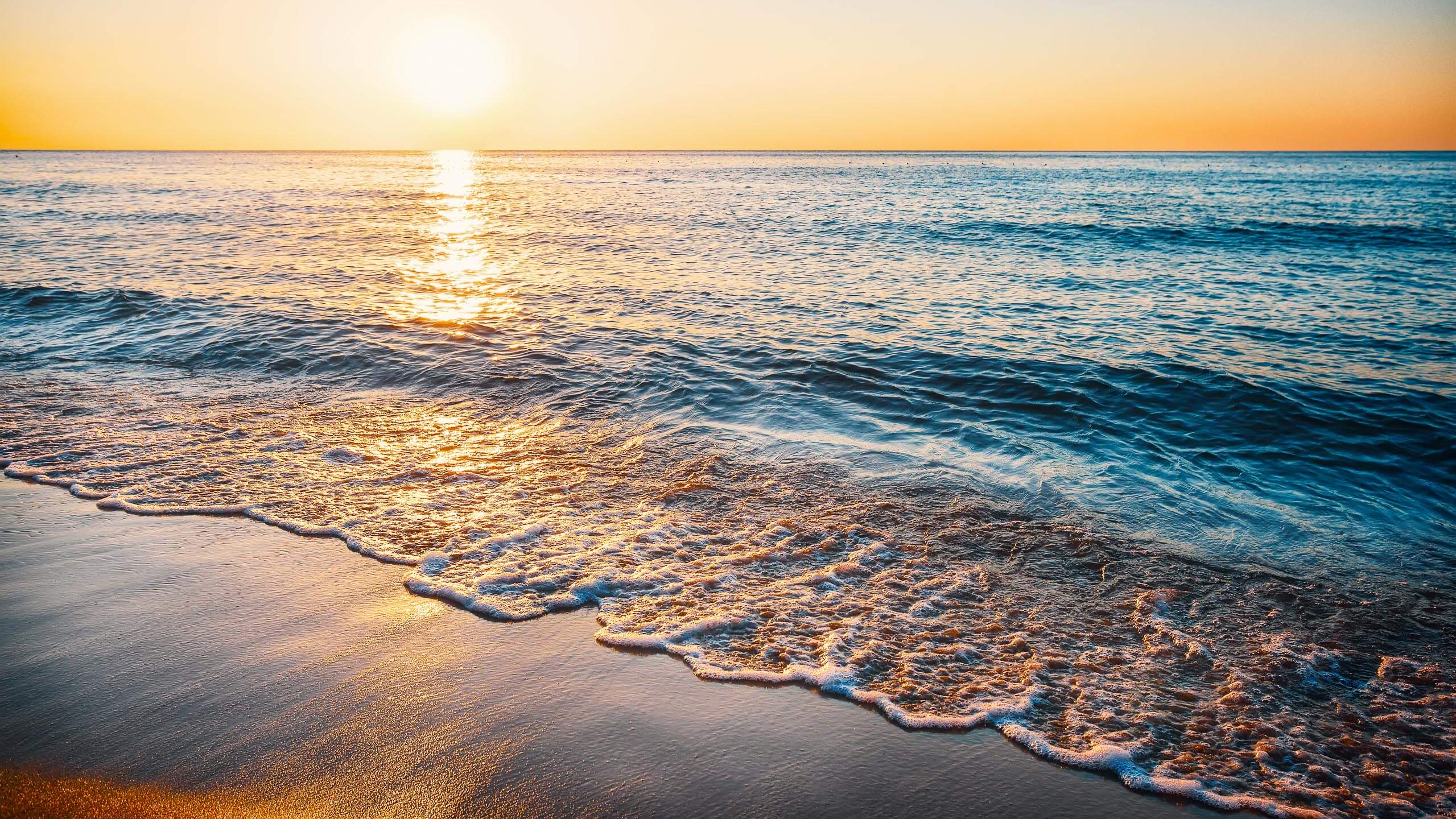 playa y mar al atardecer