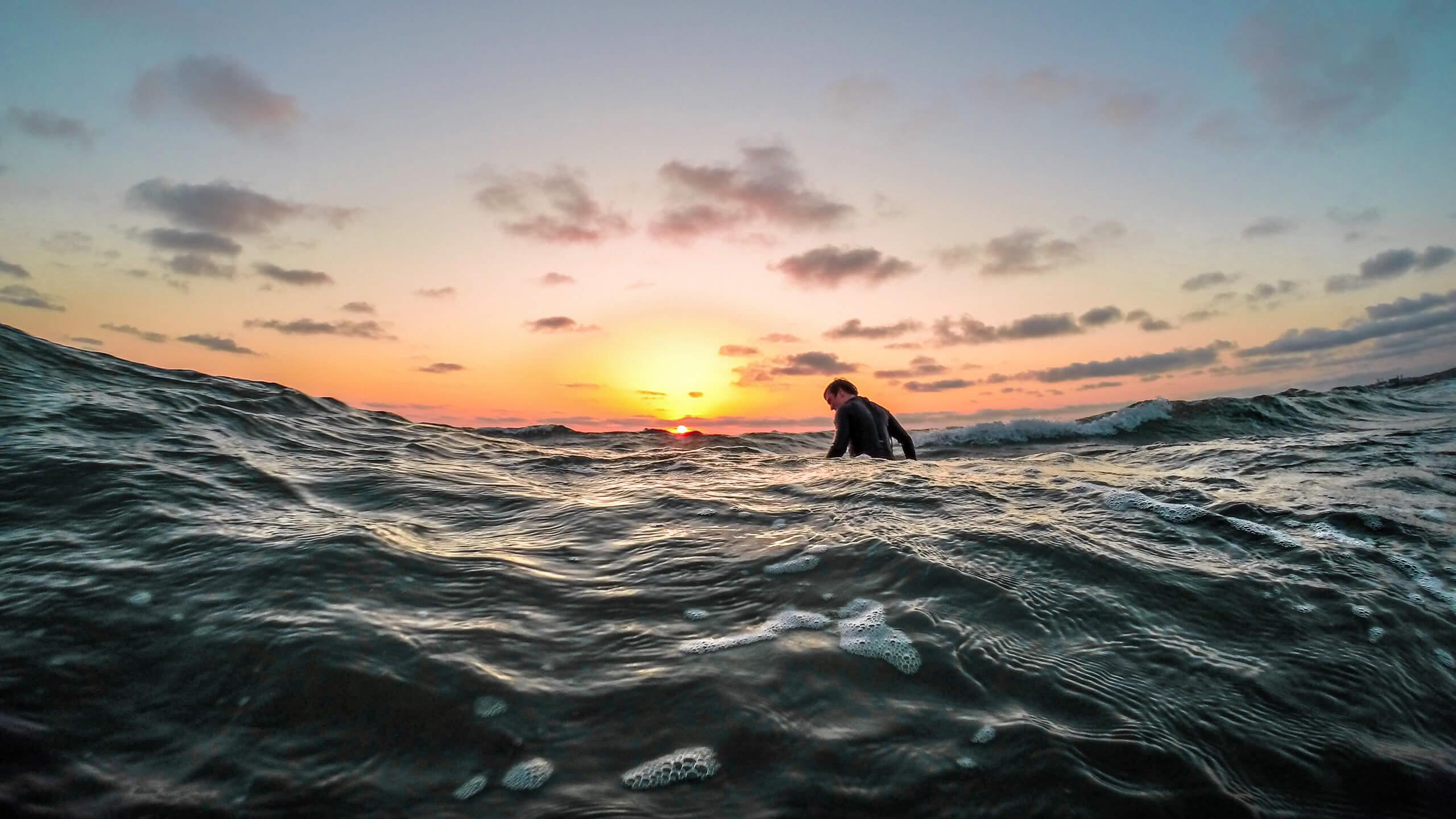 surfeando en el amanecer