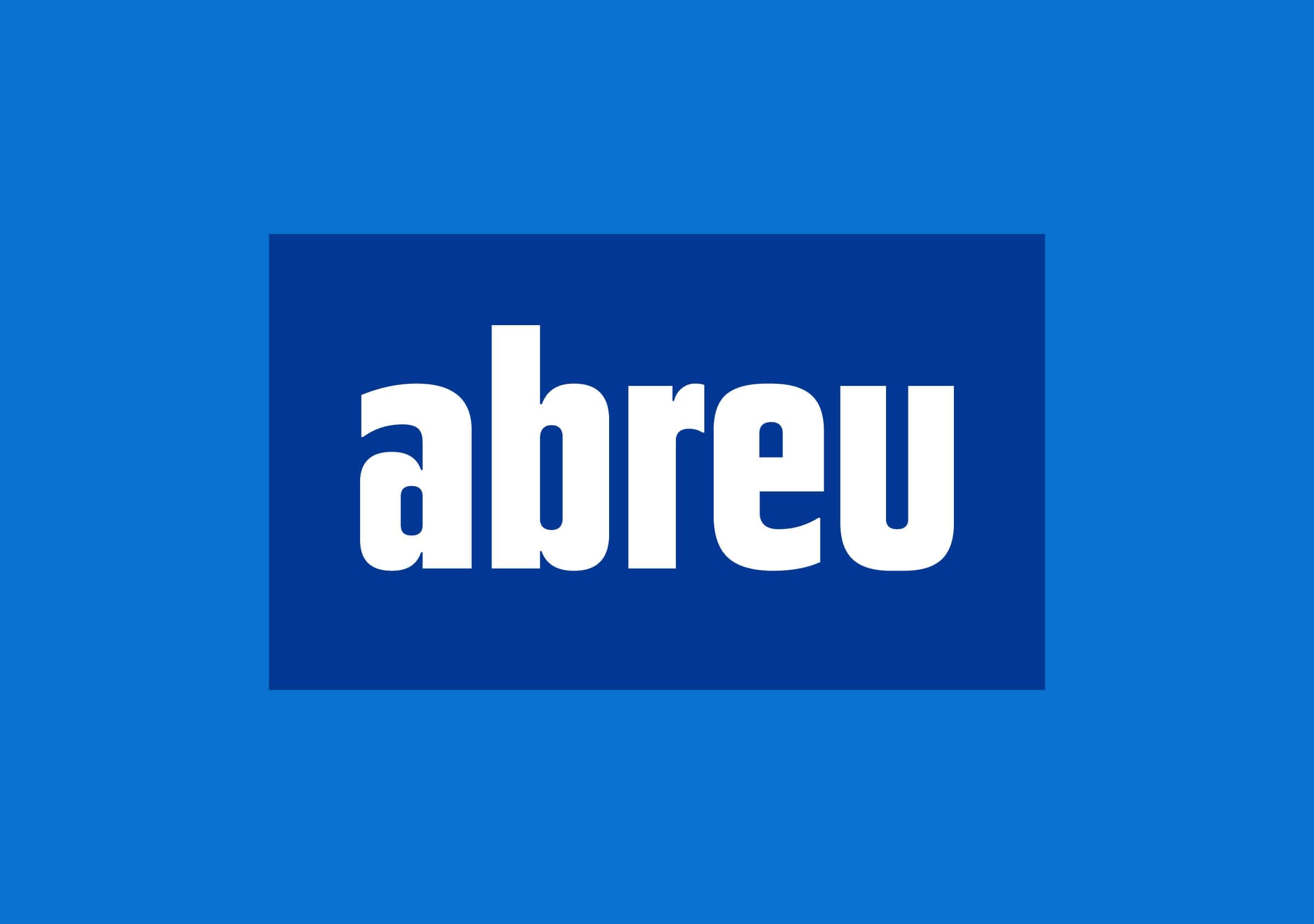 Rebranding-Abreu-Logotipo en contenedor-Fondo azul día