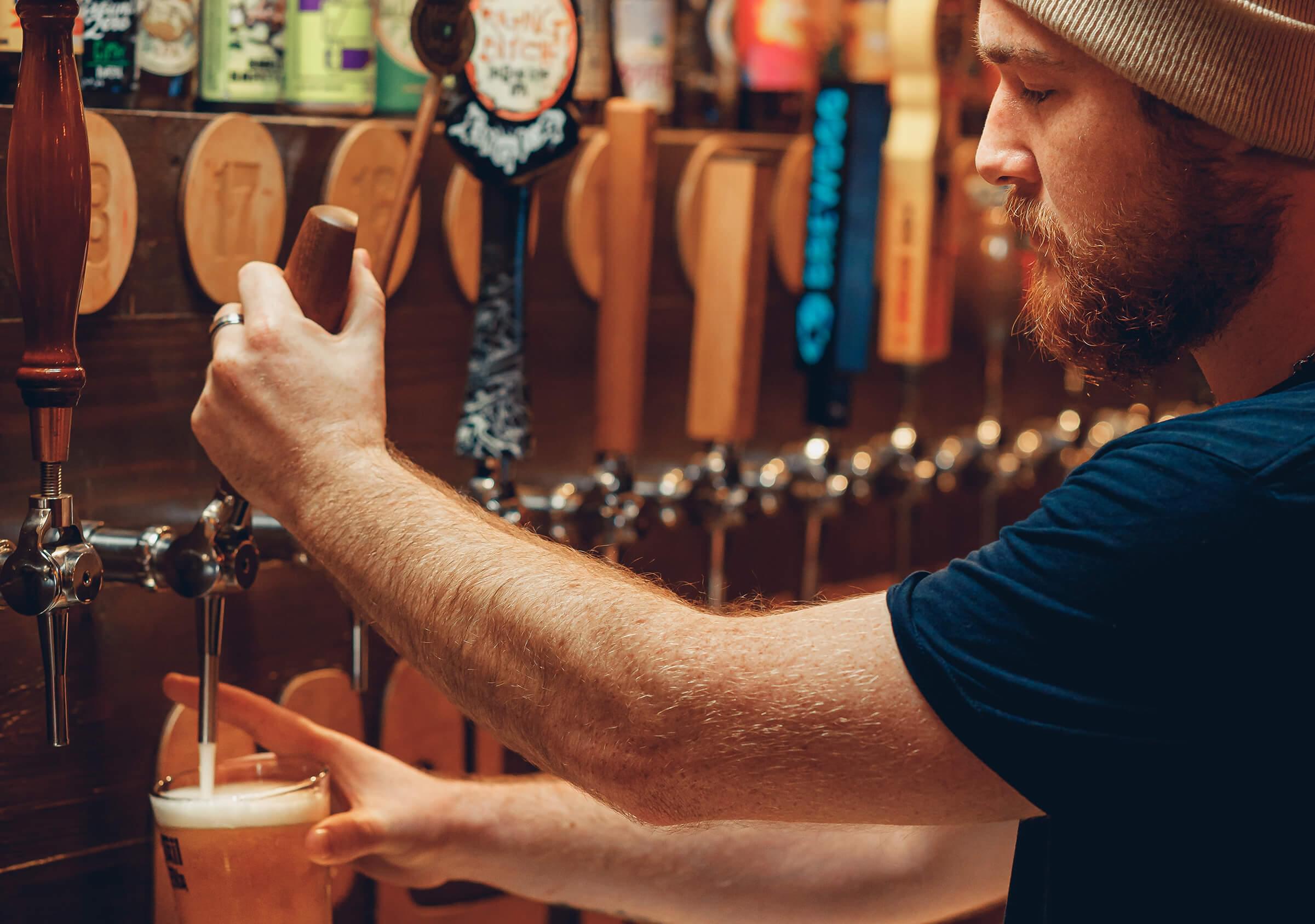 Marketing-CocoVail-Barcelona-Fotografía-Beer-Pint-Bartender